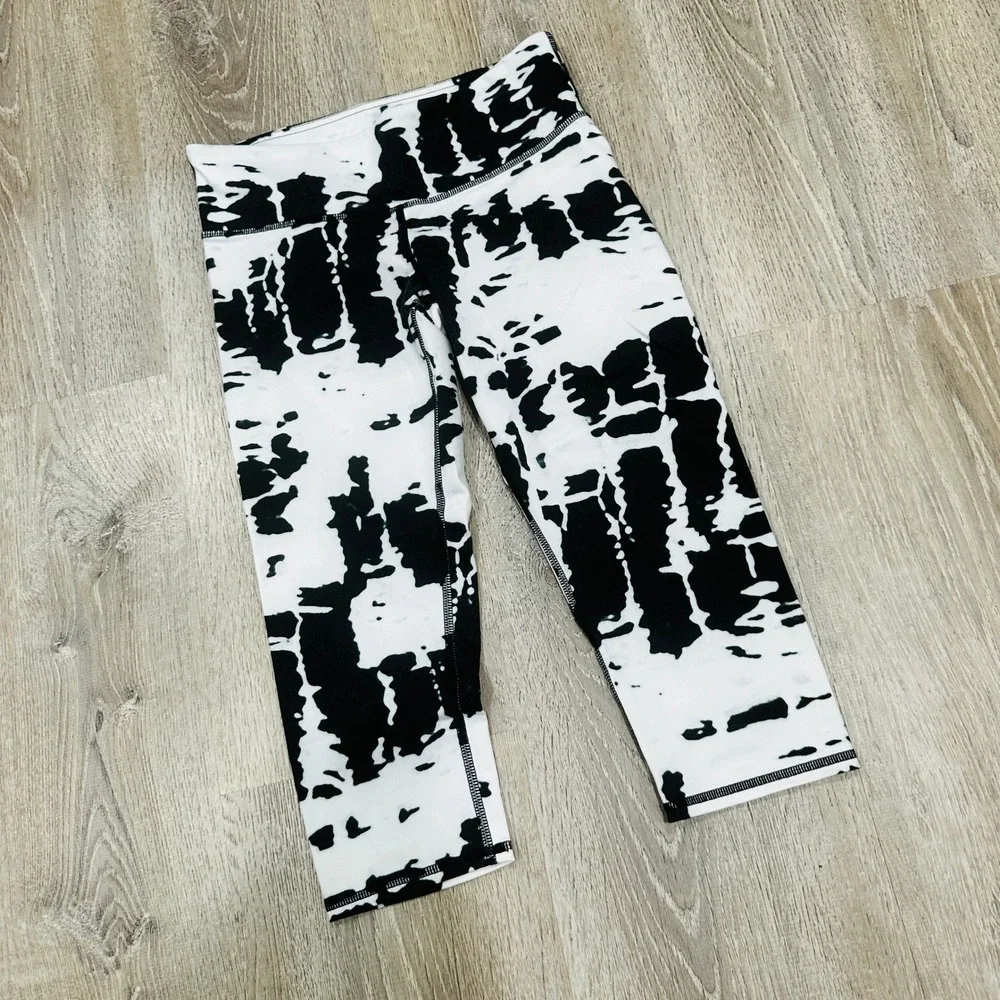 Alo Yoga Womens XS Black White Abstract Tie Dye‎ Cropped Active Capri Leggings